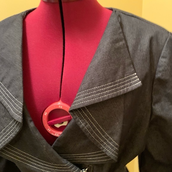 Robert Louis Jean Jacket with Belt and contrasting trim - Picture 5 of 12